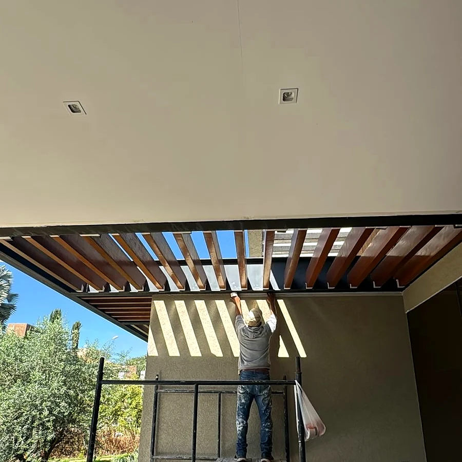 Acabamento do pergolado de madeira na varanda de casa residencial pela HC Engenharia