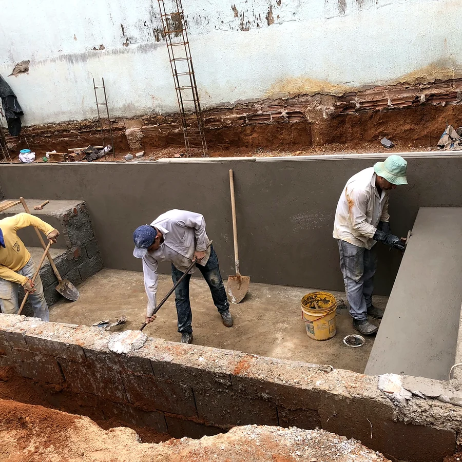 Equipe da HC Engenharia executando a piscina de casa residencial em construção